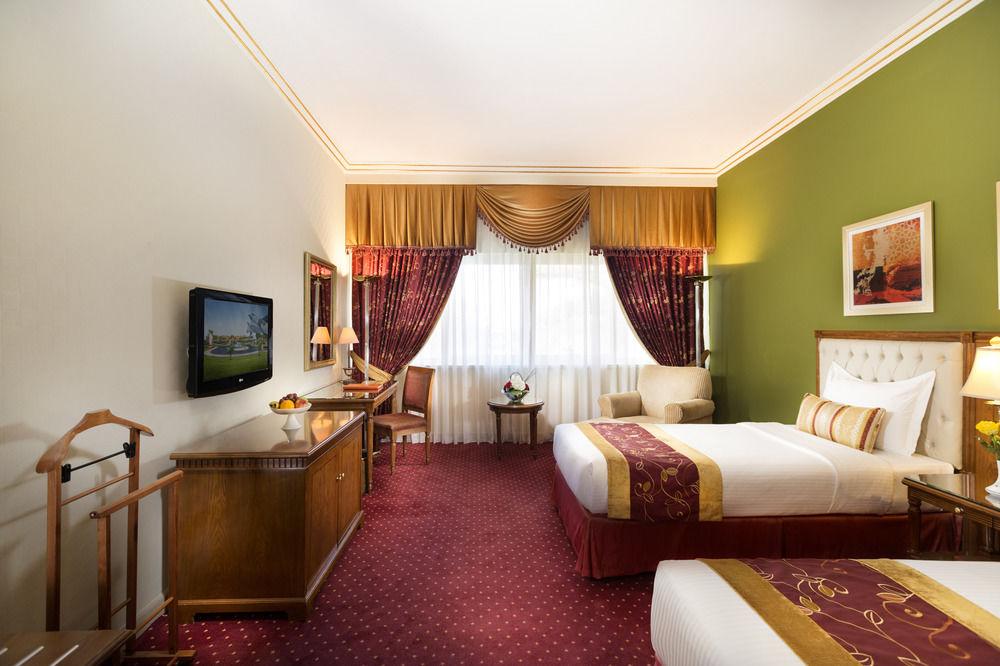 Officers Club & Hotel Abu Dhabi Exterior foto A room at the hotel