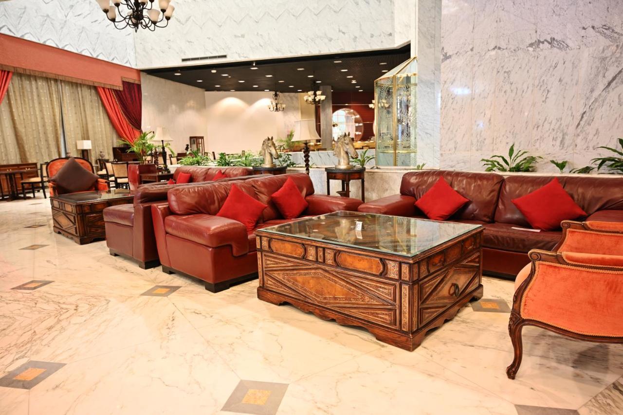 Officers Club & Hotel Abu Dhabi Exterior foto Lobby